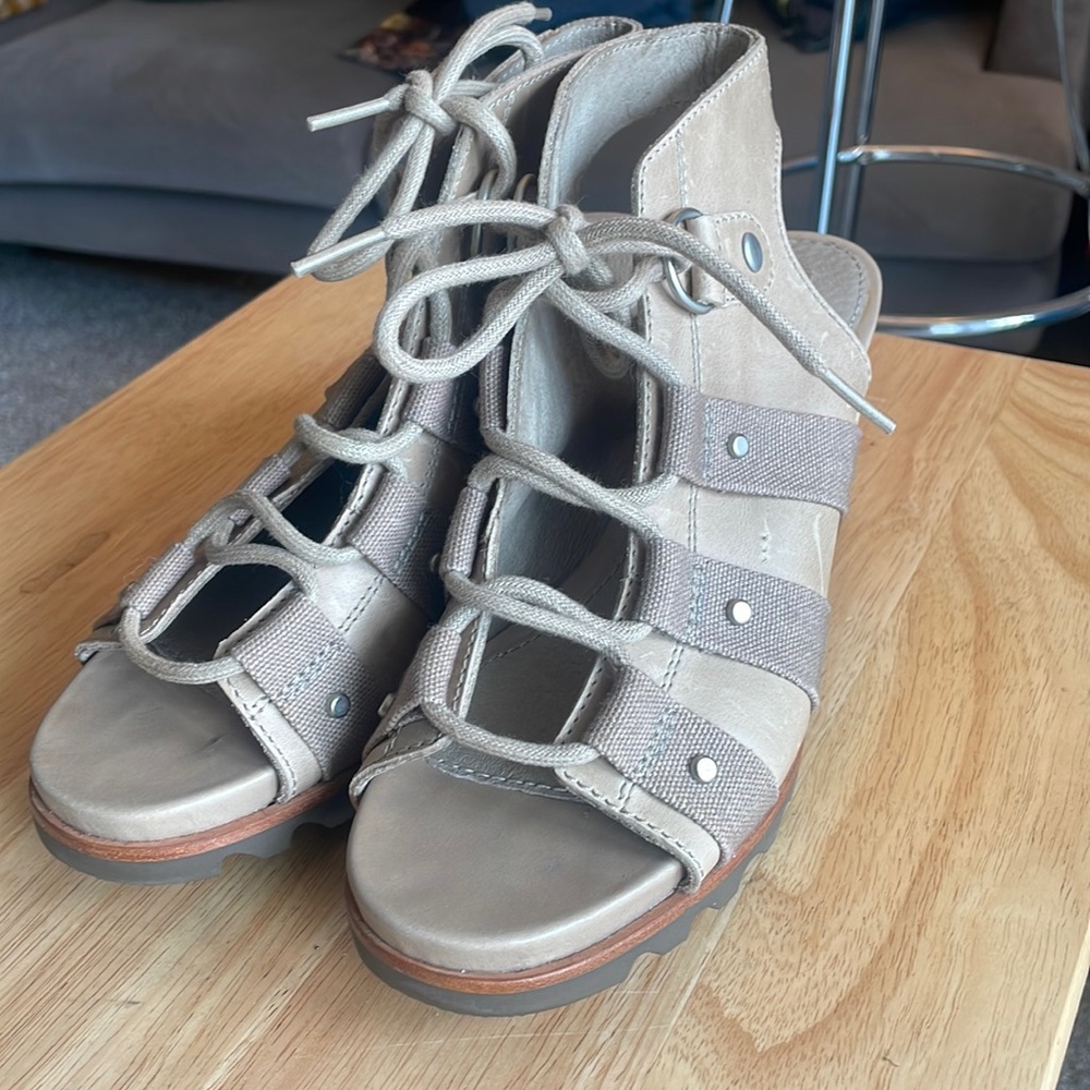 Sorel heeled leather sandals in size 7
